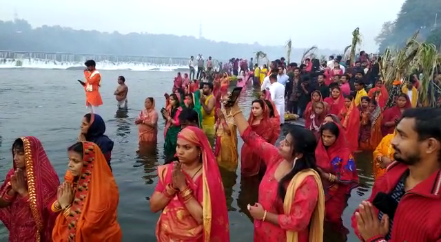 व्रतधारियों ने विभिन्न छठ घाटों पर भगवान भास्कर को दिया अर्घ्य
