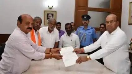 कर्नाटक के मुख्यमंत्री ने राज्यपाल को सौंपा इस्तीफा, हार को स्वीकारा, जानिए राज्यपाल ने क्या दिया निर्देश