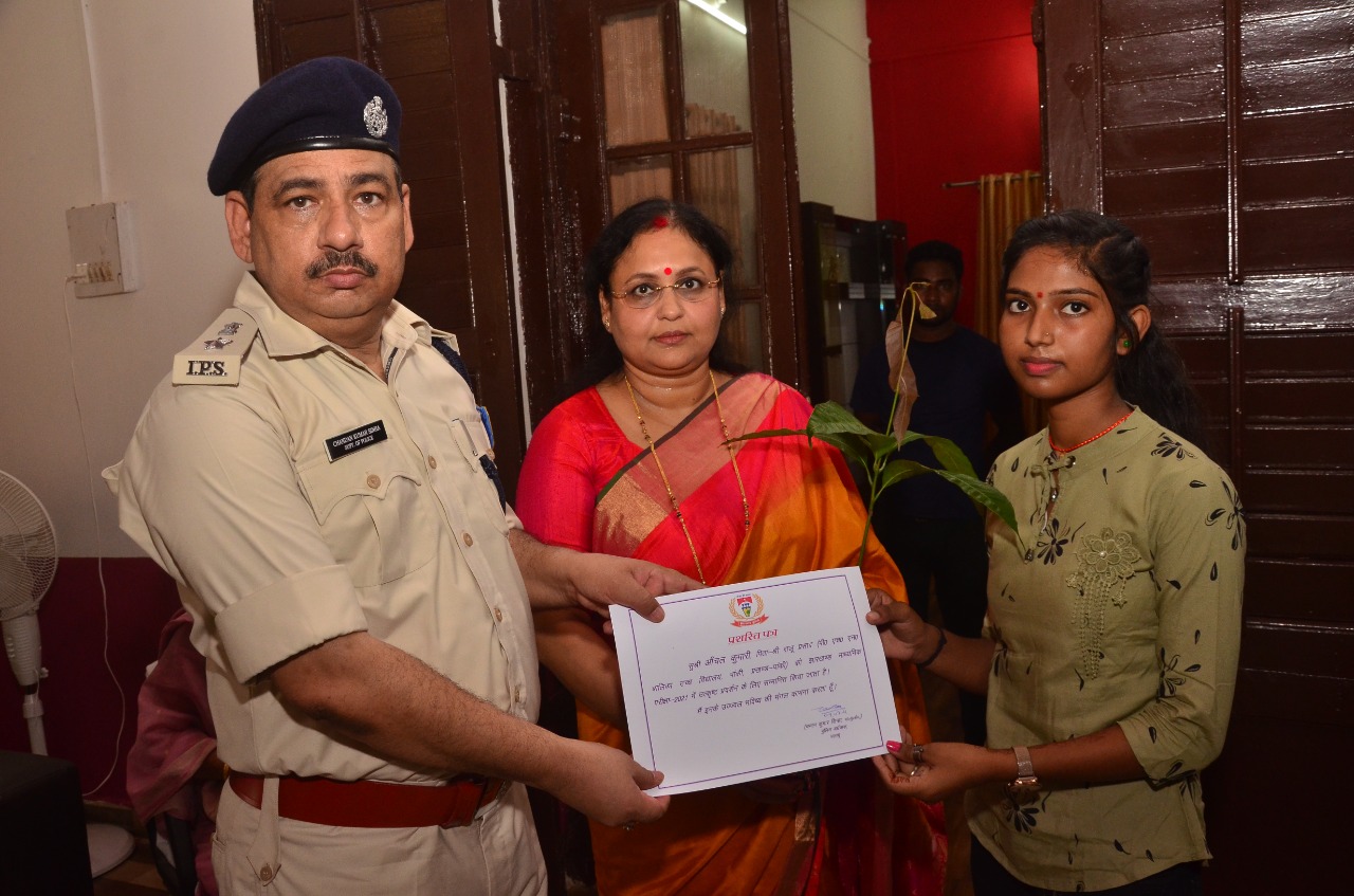 मैट्रिक में अव्वल छात्रों को एसपी ने किया सम्मानित,दिया कैरियर टिप्स