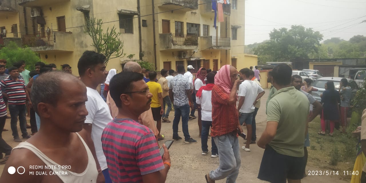 टैंक में घुसे तीन सफाईकर्मियो में एक की मौत ,दो बेहोश ,जानिए कहा का है मामला 