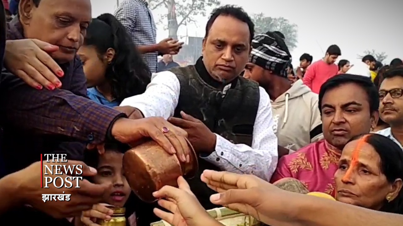 उगह हे सूरज देव भेल भिनसरवा...उगते सूर्य देव को किया नमन