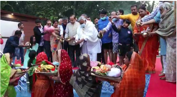 बिहार के सीएम आवास में आस्था के साथ मना छठ पर्व, नीतीश कुमार ने दूध से किया सूर्यदेव का जलाभिषेक