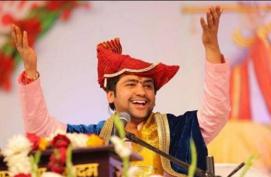 गर्मी बना बाबा के दरबार में बाधा, देखें कैसे आधी रात को वीआईपी लोगों ने दिव्य दरबार में लगाया जयकारा