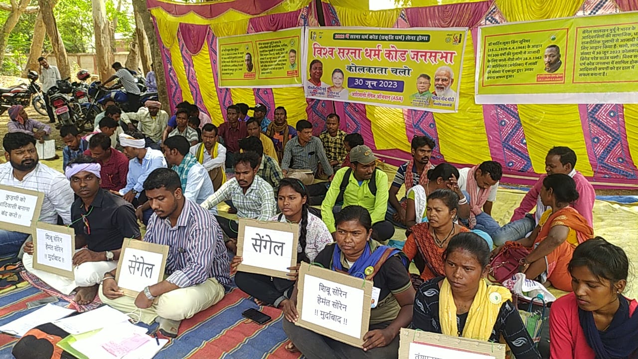 आदिवासी सेंगल अभियान ने आयुक्त को सौपा 5 सूत्री मांग, सीएम से पूछे पांच सवाल 