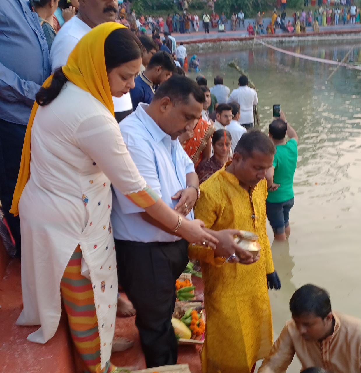 मंत्री बन्ना गुप्ता ने सपरिवार दिया भगवान सूर्य को अर्ध्य, मांगी राज्य की सुख-शांति