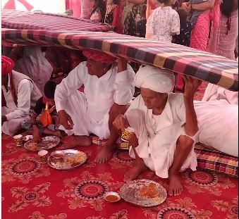 वाह क्या जुगाड़ है! जब शादी में खाना खाते वक्त होने लगी बारिश, देखिए फिर लोगों ने क्या किया