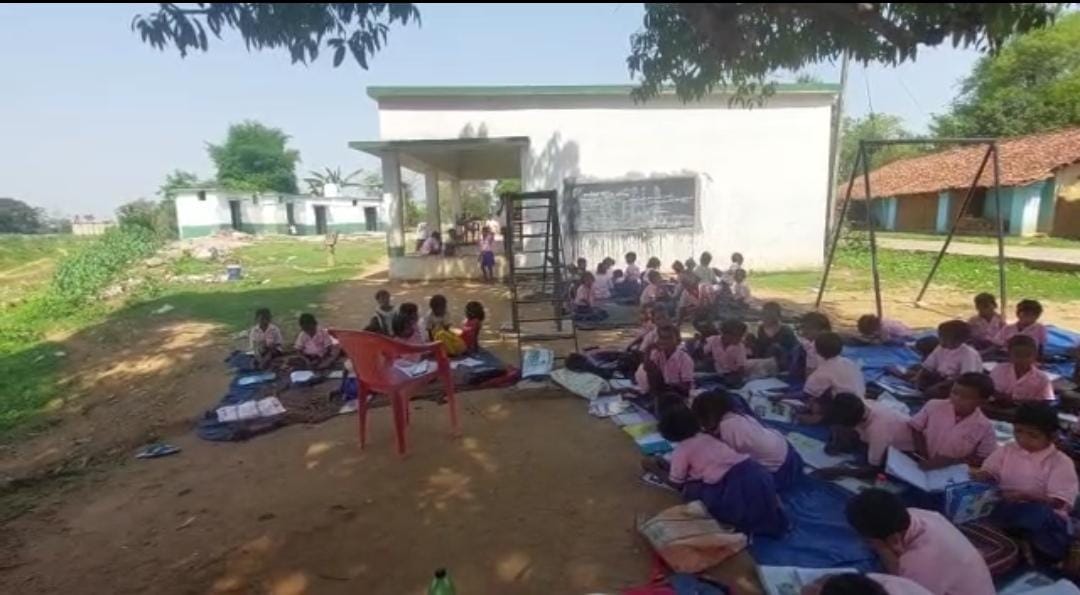 आज भी आम के पेड़ के नीचे बैठकर पढ़ने को मजबूर हैं इस स्कूल के बच्चे, आखिर क्या है वजह