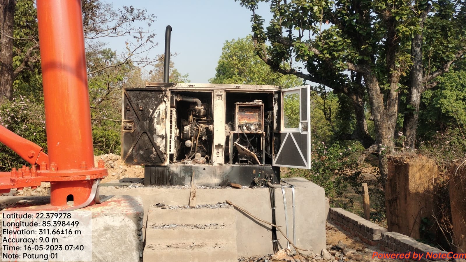 चाईबासा: नक्सलियों ने उड़ाया मोबाइल टावर, पोस्टरबाजी कर 1932 खतियान लागू करने की मांग