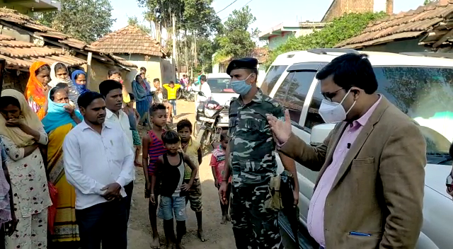 गांव वालों से मिले डीसी, वैक्सीनेशन के लिए किया मोटिवेट