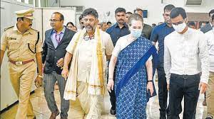 आखिर कांग्रेस को काम आया सोनिया मैजिक! देखिये ना ना करते कैसे माने डीके शिवकुमार