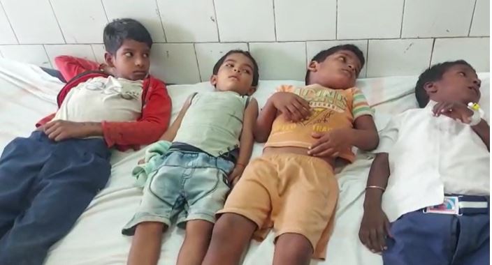 छपरा: मिड डे मील के खाने में मिली छिपकली, 40 से अधिक बच्चे बीमार 