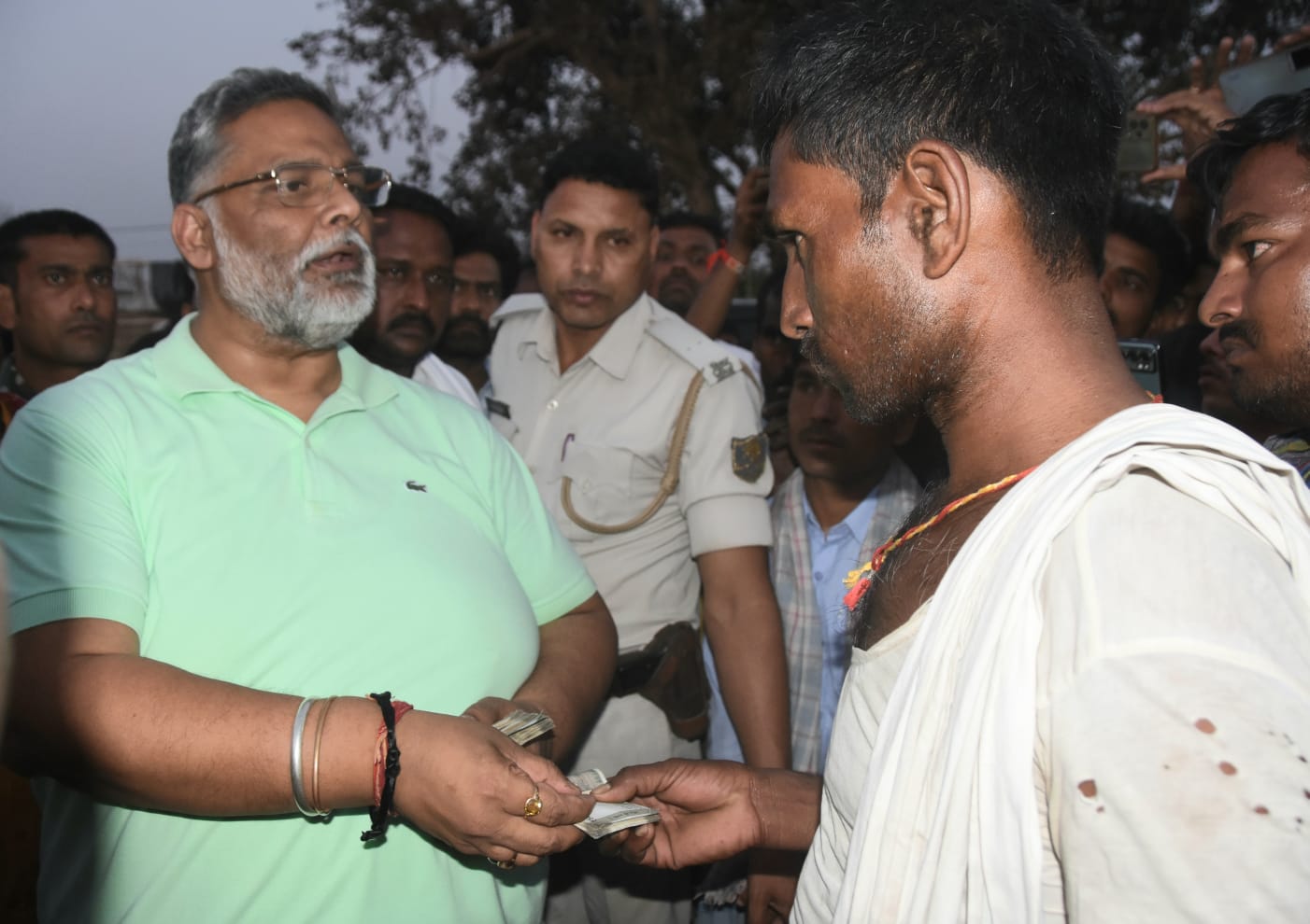 आगलगी से पीड़ित 200 परिवार के लिए भगवान बन कर पहुंचे पप्पू यादव, कपड़ा,राशन और नगद पा कर रो पड़े लोग    