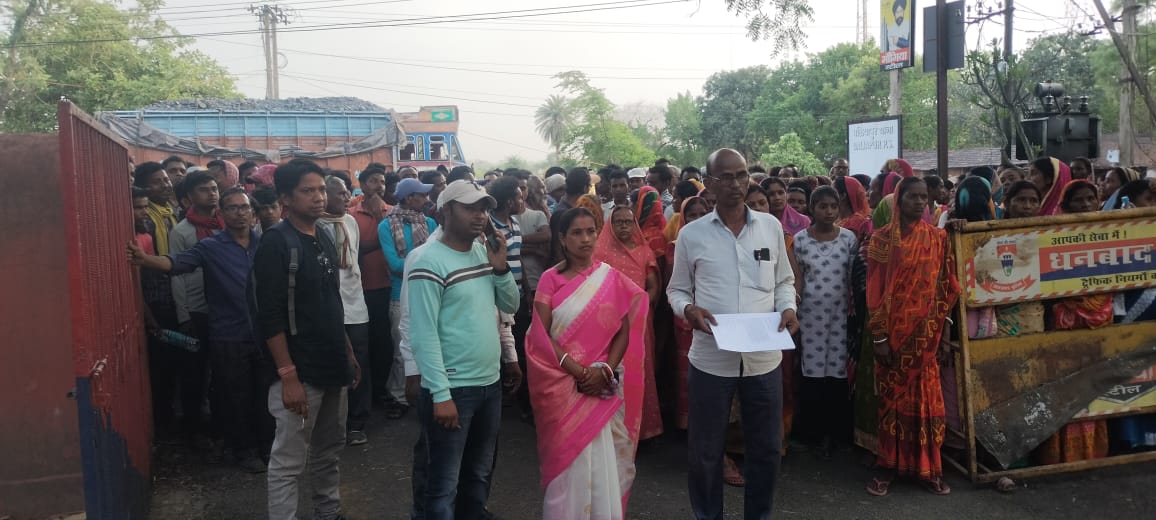 धनबाद: पत्रकार हमला कांड में आरोपियों के पक्ष में उतरे ग्रामीण, जानिए उनकी क्या है मांग 