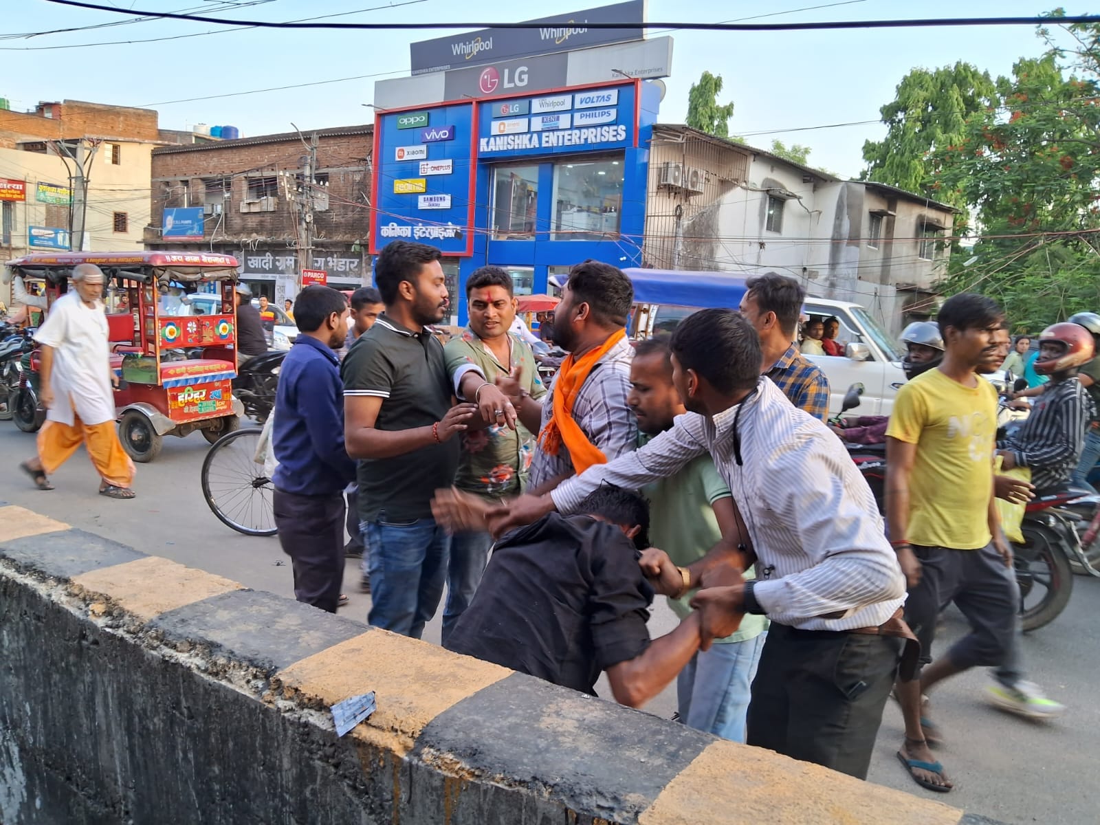 देवघर की सड़कों पर गुंडों ने मचाया उत्पात, राहगीर और दुकानदारों के साथ मारपीट  