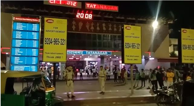 जमशेदपुर :  टाटानगर रेलवे स्टेशन ताबड़तोड़ फायरिंग, घटना में पार्किंग संचालक घायल  