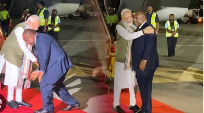 पापुआ न्यू गिनी में पीएम मोदी का शानदार स्वागत, एयरपोर्ट पर वहां के प्रधानमंत्री ने छुए पैर