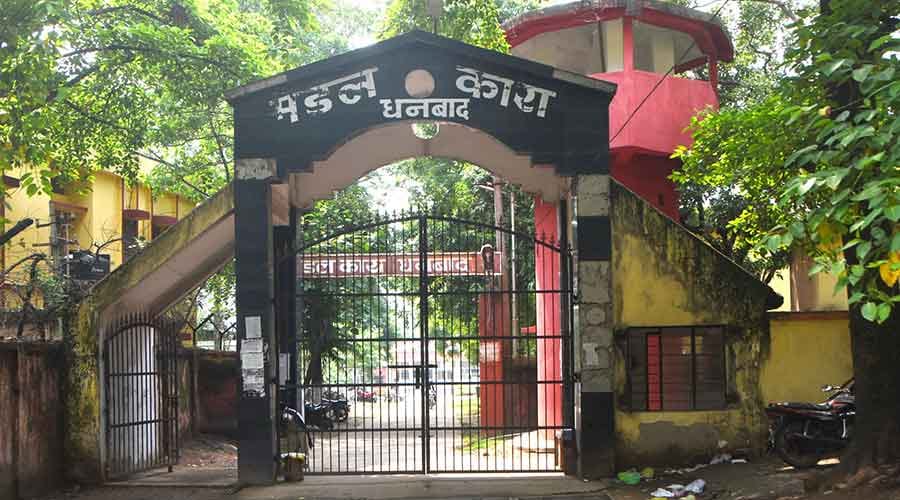 धनबाद जेल में "ऑपरेशन क्लीन" शुरू, अनवर हटेला, भोमा राजा और विक्की डोम दूसरे जेल में शिफ्ट, जानिए मामला  