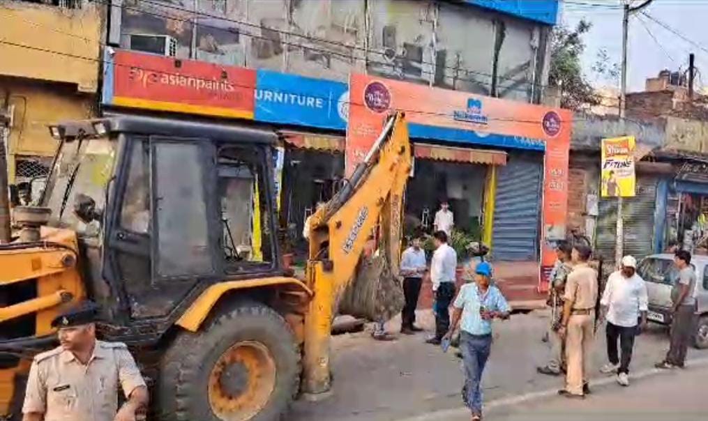 देवघर : राष्ट्रपति के आगमन को लेकर चलाया गया अतिक्रमण अभियान, कई दुकानदारों पर लगा जुर्माना