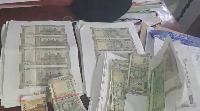 पटना में लाखों रुपये के जाली नोट के साथ दो गिरफ्तार, अवैध अंग्रेजी शराब भी बरामद