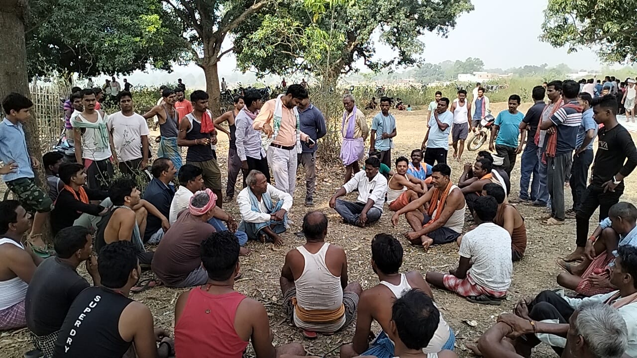 गिरिडीह: ग्रामीणों ने गौ तस्करों को पकड़ा, जमकर की धुनाई 