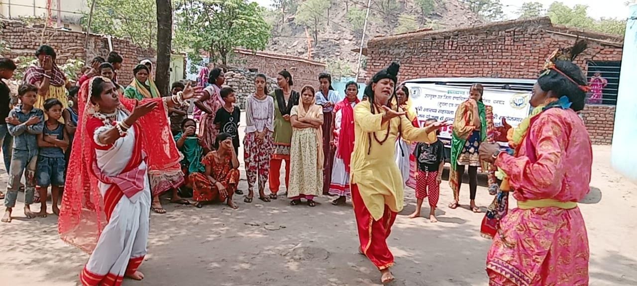 धनबाद में लोगों को किया जा रहा जागरूक, ऐसे ले सकते हैं सरकार की योजनाओं का लाभ 