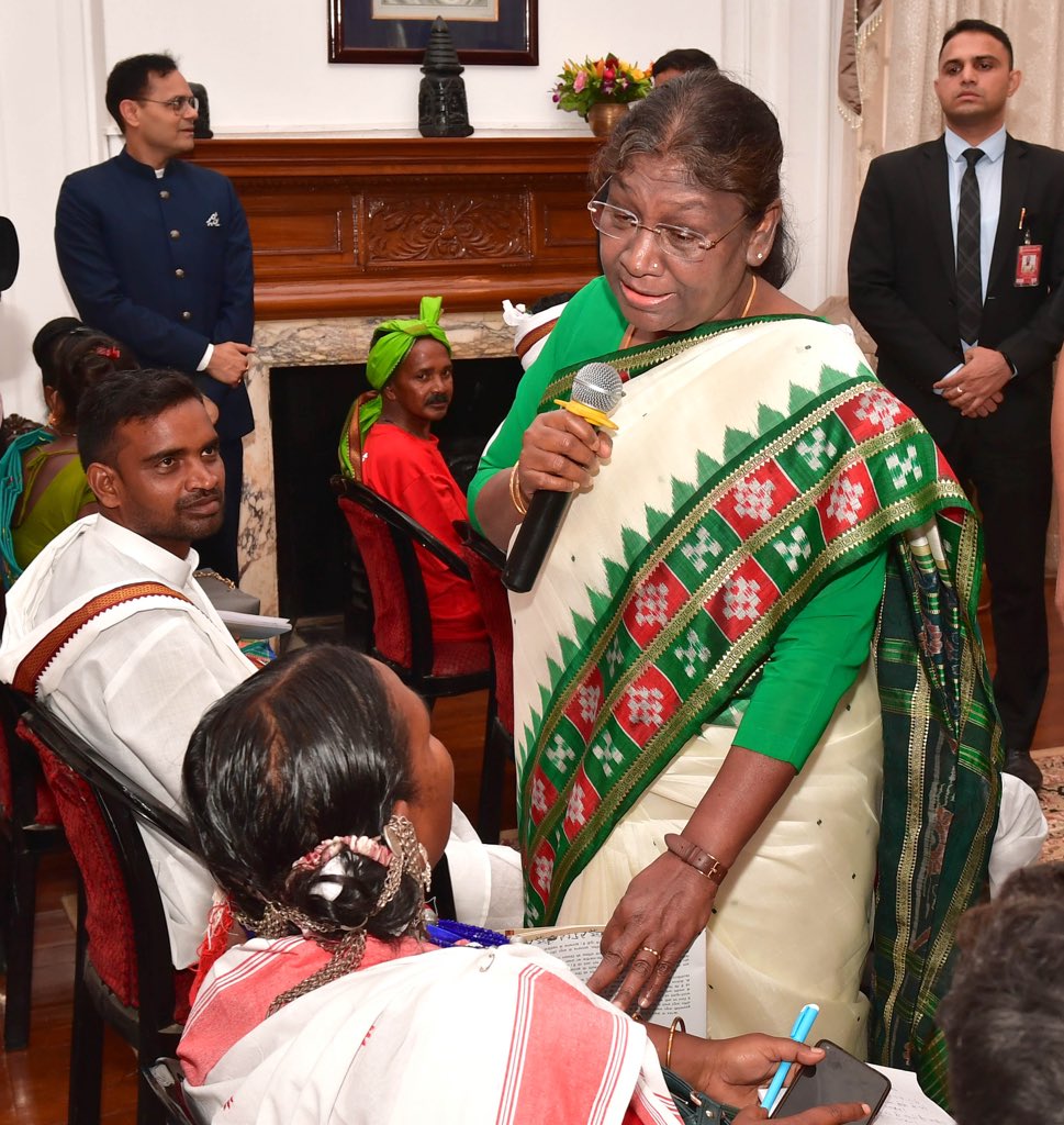 जब अपने हाथों में माइक थाम पहाड़िया और असूर जनजाति लोगों के बीच चली गयीं राष्ट्रपति द्रोपदी मुर्मू  