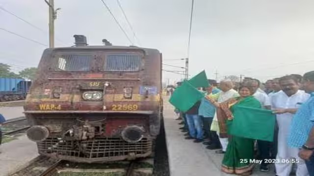 पाथरडीह में अब रुकेगी स्वर्ण रेखा एक्सप्रेस,आज से हो गई विधिवत शुरुआत