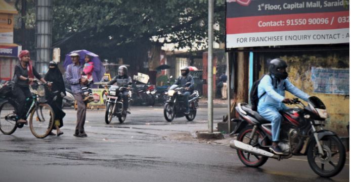 धनबाद में बेईमान हो रहा मौसम, रिमझिम बारिश के बीच घरों में दुबके लोग