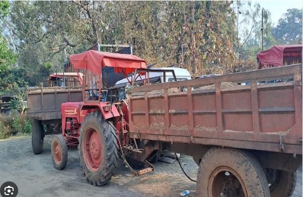 लातेहार: नक्सलियों ने मचाया तांडव, 1 पोकलेन और 4 ट्रेक्टर को किया आग के हवाले, लोगों के साथ  की मारपीट  