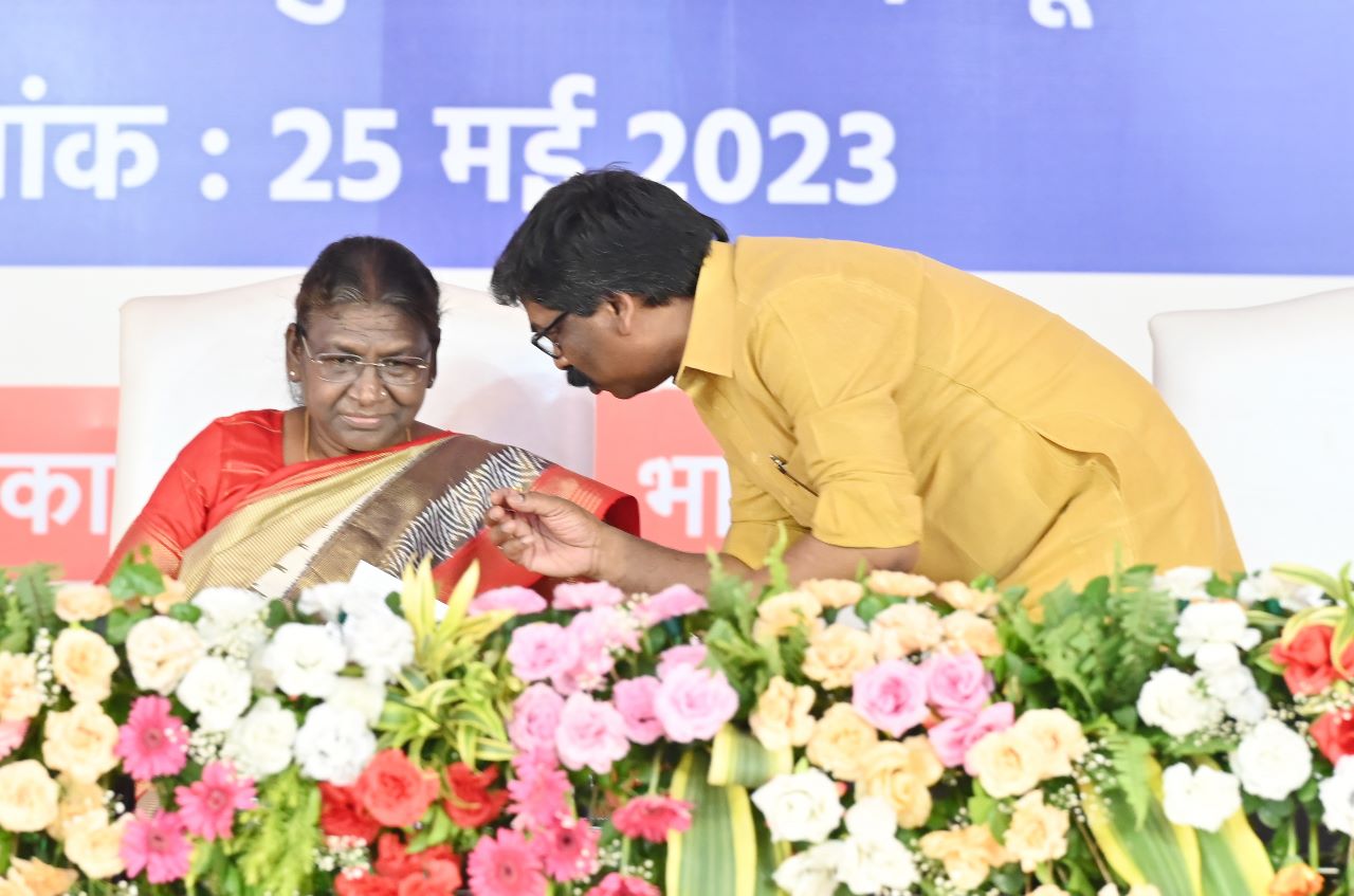 सरना धर्म कोड का मुद्दा उठाकर मुख्यमंत्री ने एक बार फिर विषय को चर्चा में लाया,जानिए राजनीतिक गलियारे की खबर