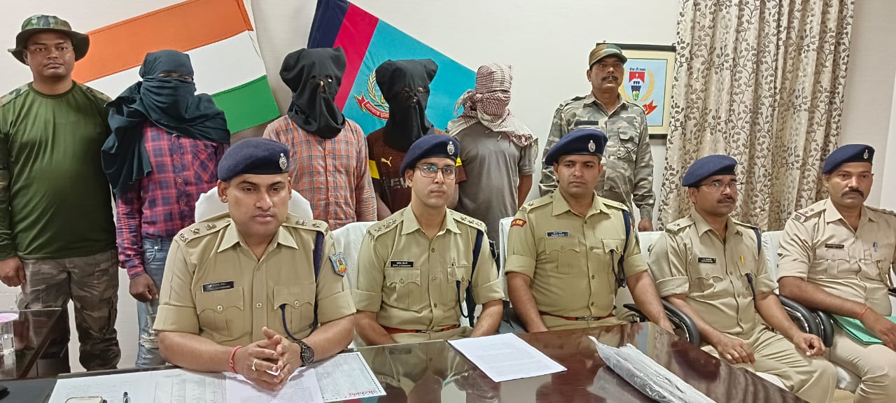 चाईबासा: माओवादियों के नाम पर लेवी वसूलने वाले गिरोह का खुलासा, चार गिरफ्तार