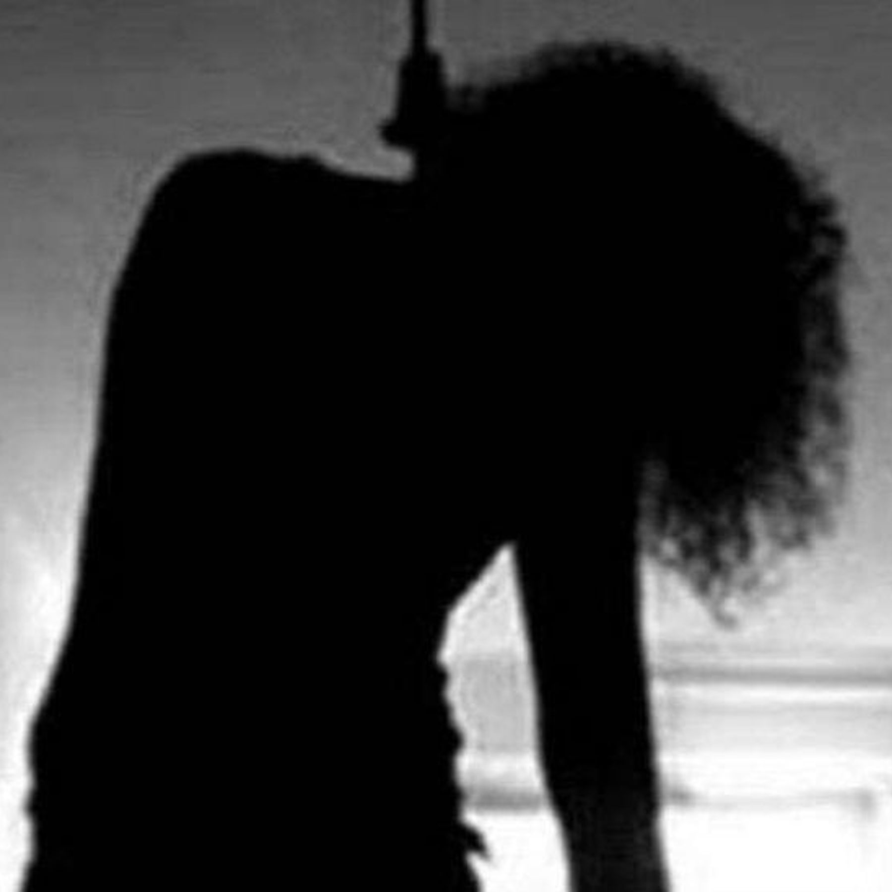 रात में बनी थी मछली, सुबह घर में लटका मिला तीन बच्चों की मां का शव, हत्या या हादसा!