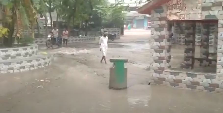 धनबाद के मटकुरिया में पानी की पाइप फटने से सड़क बनी तालाब,लाखों लीटर पानी बर्बाद