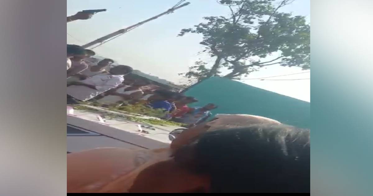 DHANBAD: बेटी की बिदाई पर आंखों में आंसू नहीं, हाथों में लहरा रहे थे हथियार 