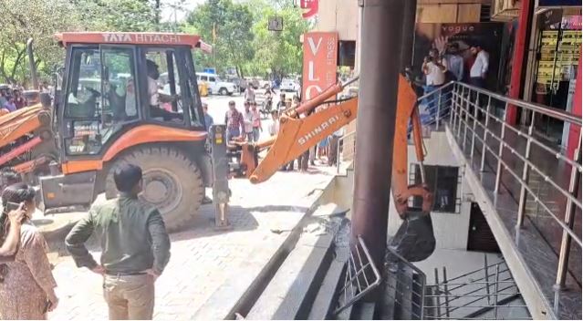 जमशेदपुर : जेएनएसी का चला बुलडोजर, अपार्टमेंट के बेसमेंट में चल रहे दुकानों को तोड़ा, कार्रवाई से मचा हड़कंप