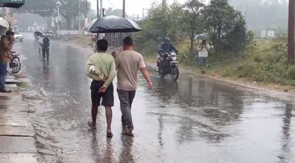 बेमौसम की बारिश ने बढ़ाई किसानों की चिंता, धान की फसल हो रही खराब