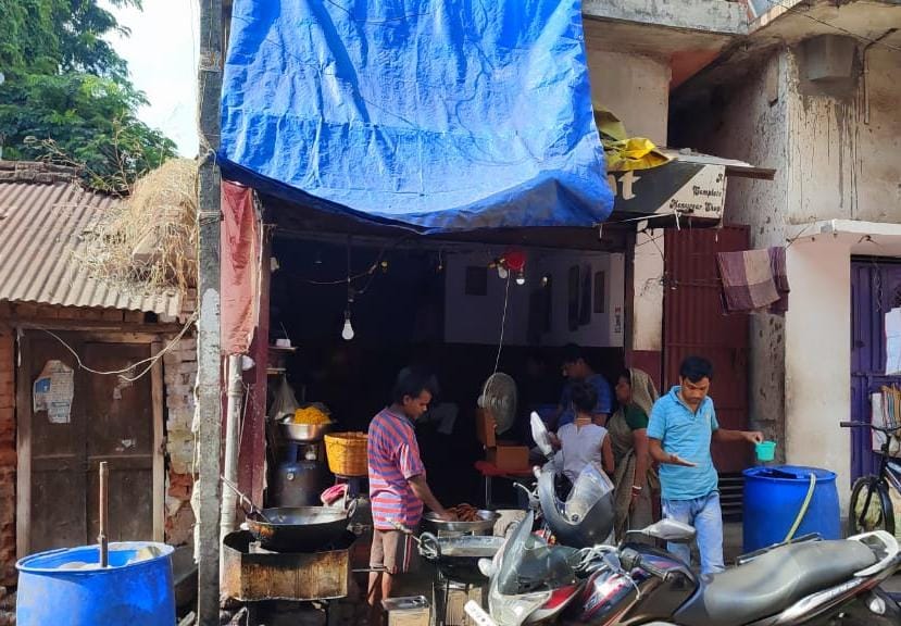 दुमका में लोगों की सेहत के साथ खिलवाड़ करना नास्ता दुकानदार को पड़ा महंगा, लगाया गया जुर्माना