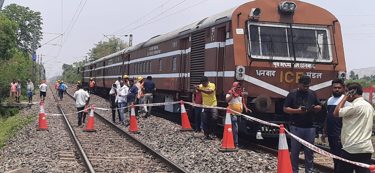 धनबाद: बिजली पोल गिरने से करंट हुआ प्रवाहित, पलक झपकते पांच ठेका मजदूर की हुई मौत, मची अफरा तफरी 