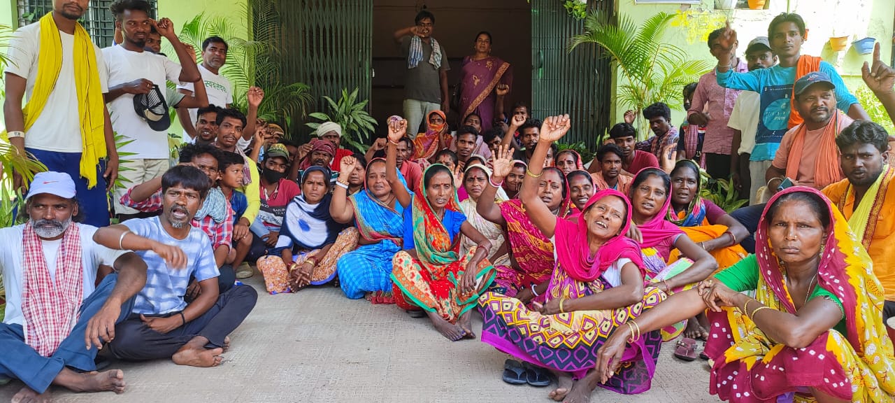 दुमका में सफाई कर्मियों के धरना पर बैठते ही मिला एक महीने का वेतन, जल्द ही बकाया वेतन का भी किया जाएगा भुगतान