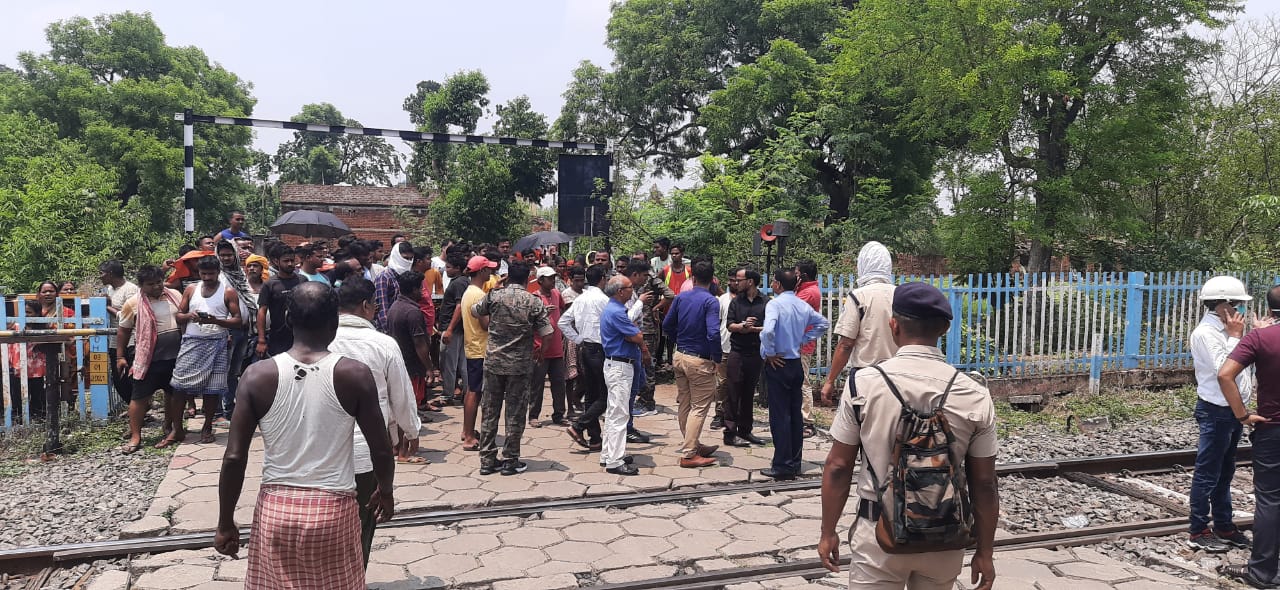 धनबाद में छह के जिंदा जलने पर सवाल दर सवाल: क्यों नहीं काटी गई थी बिजली, क्रेन का उपयोग क्यों नहीं हुआ, गम बूट और रबर के दस्ताने कहा थे