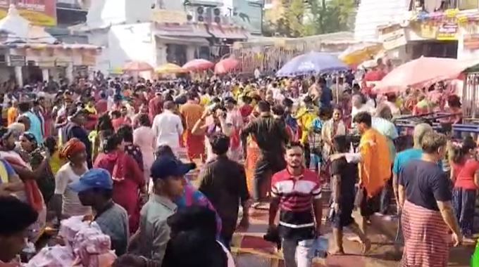 गंगा दशहरा पर बाबा मंदिर में उमड़ी श्रद्धालुओं की भीड़, शिवगंगा में आस्था की डुबकी लगाने के बाद लोगों ने की बाबा की पूजा अर्चना