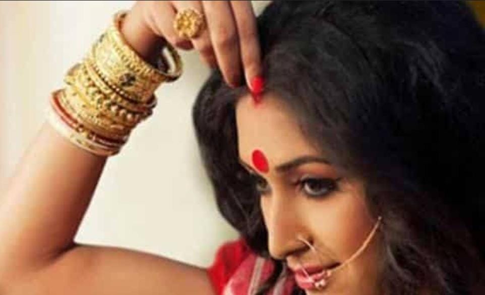 महिलाएं क्यों लगाती है सिंदूर, जानें इसके धार्मिक और साइंटिफिक महत्व   