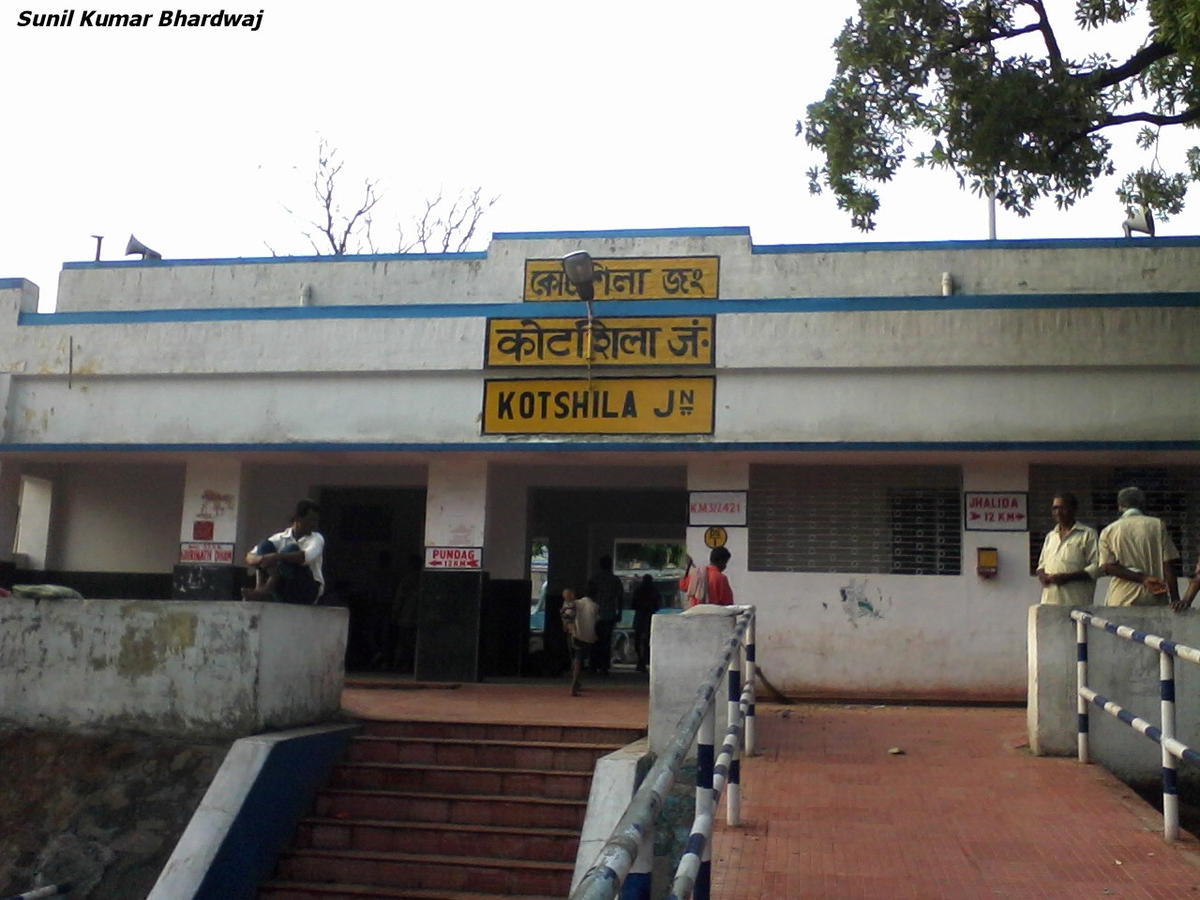 कोटशिला स्टेशन पर फुट ओवर ब्रिज गर्डर्स को हटाने का कार्य शुरू, कई ट्रेनों के बदले गए मार्ग