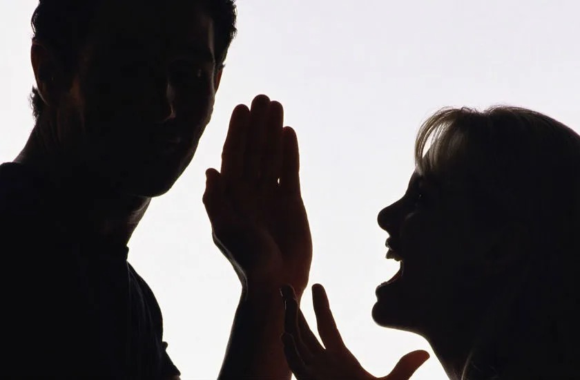 मोबाइल यूज करने को लेकर पति पत्नी के बीच तकरार, पत्नी ने कहा ‘मैंने दहेज दिया हैं मैं काम नहीं करूंगी’ 