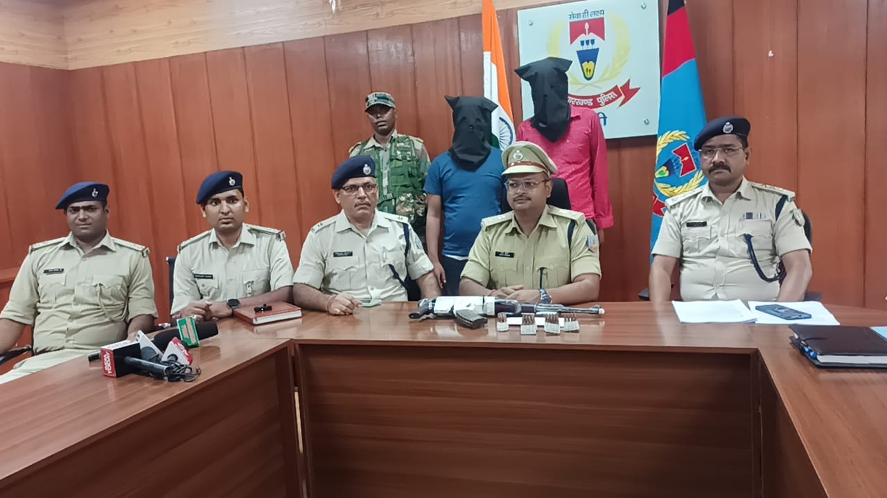 खत्म होने के कगार पर पीएलएफआई संगठन, जंगल से पुलिस ने AK-56 समेत कई हथियार किए बरामद