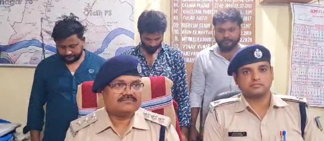 लूटकांड की योजना बना रहे 3 आरोपी चढ़े पुलिस के हत्थे, जानें कैसे चप्पल चुराते-चुराते बन गये बड़े डकैत