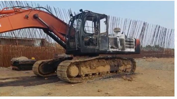 चतरा में अपराधियों का तांडव, पोकलेन मशीन में लगाई आग, मजदूरों के साथ की मारपीट 