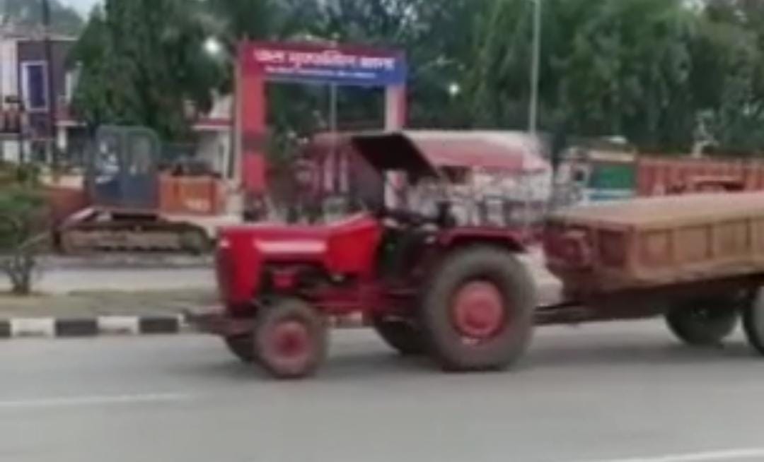 बोकारो में धड़ल्ले से चल रहा है अवैध कोयला और बालू का धंधा, थाना के सामने से हो रही है ढुलाई, देखें VIDEO