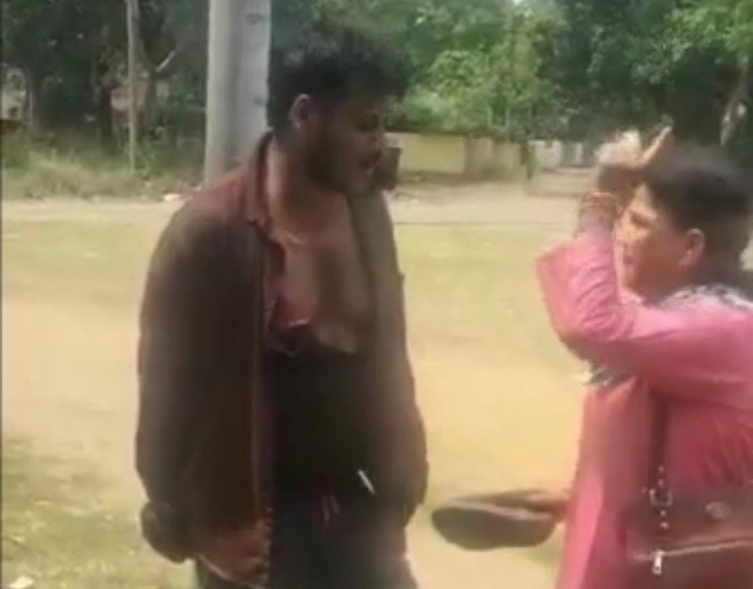 मनचले को छेड़खानी पड़ी महंगी, पोल में बांधकर चप्पल से हुई पिटाई, वीडियो वायरल