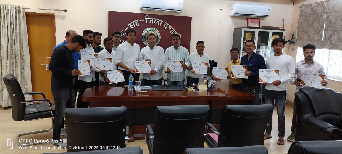 चाईबासा : दुर्घटना में पीड़ित व्यक्ति को अस्पताल पहुंचाने वाले 14 व्यक्तियों को किया गया सम्मानित